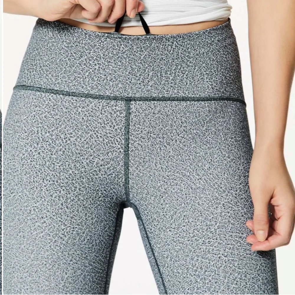 Lululemon Train Times 7/8 Pant 25" Fractal Alpine White Black‎ - Picture 4 of 11